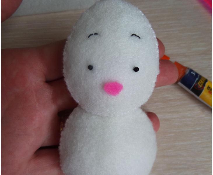 Mjuk leksak av en kanin, en filtkanin: Fyll leksaken med syntetisk vinterizer