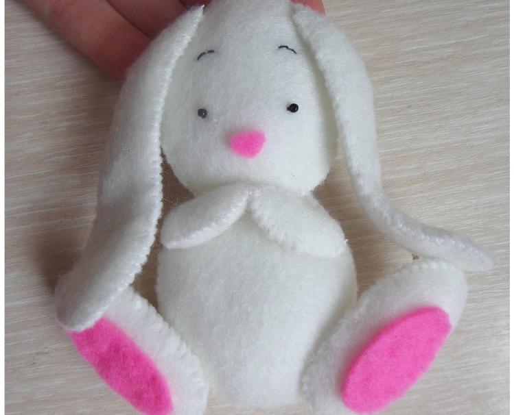Mjuk leksak av en kanin, filt kanin: sy öron och ben