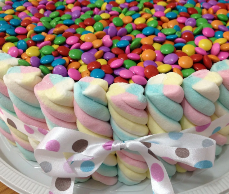 Оригинальные идеи украшения красивых тортов своими руками из сладостей, конфет и печенья для детей
