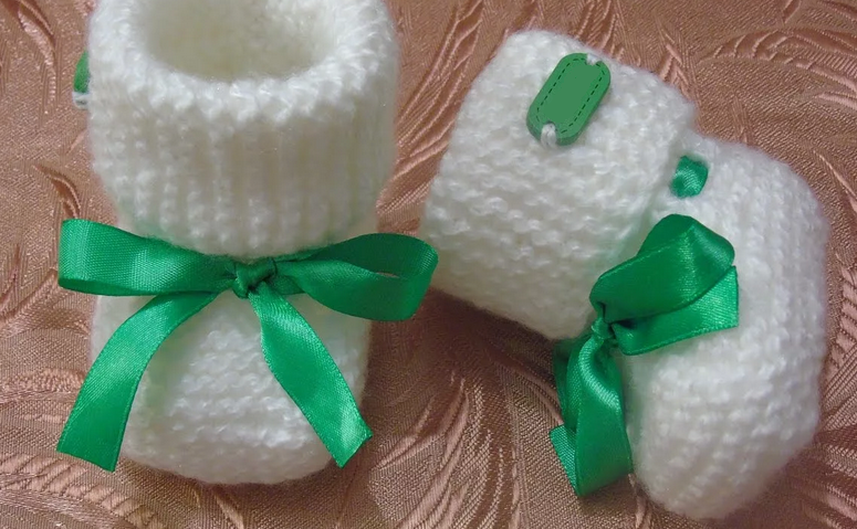 Jednoduché botičky s pletacími jehlami pro novorozence na 2 pletacích jehly