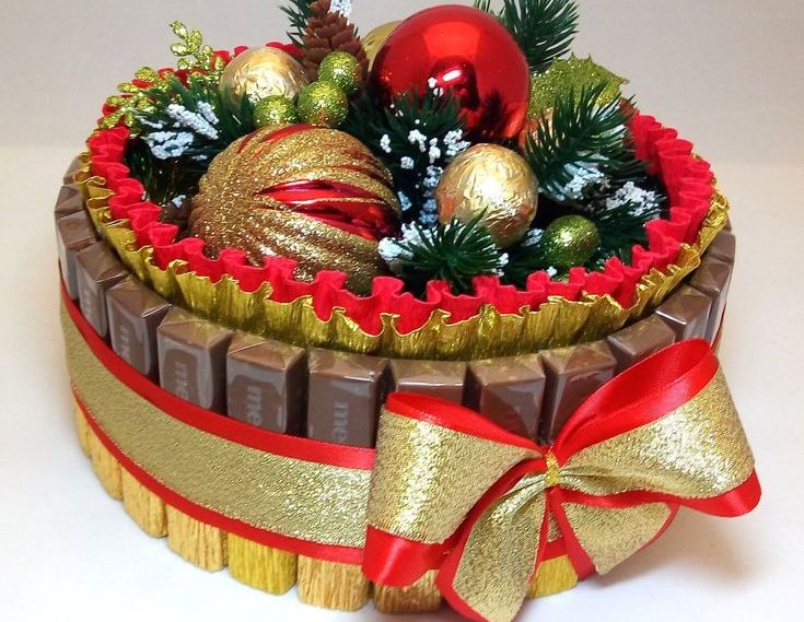 Торт для детей из конфет в садик для подарка на Новый год