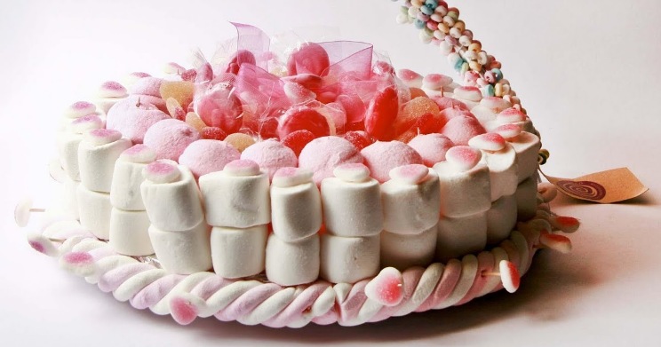 Tårta för barn från marshmallow och marmelad