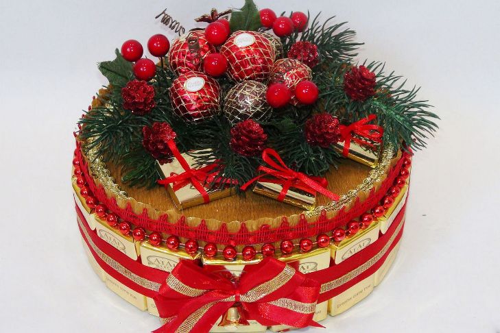 Tårta för barn från godis till dagis för en gåva till det nya året
