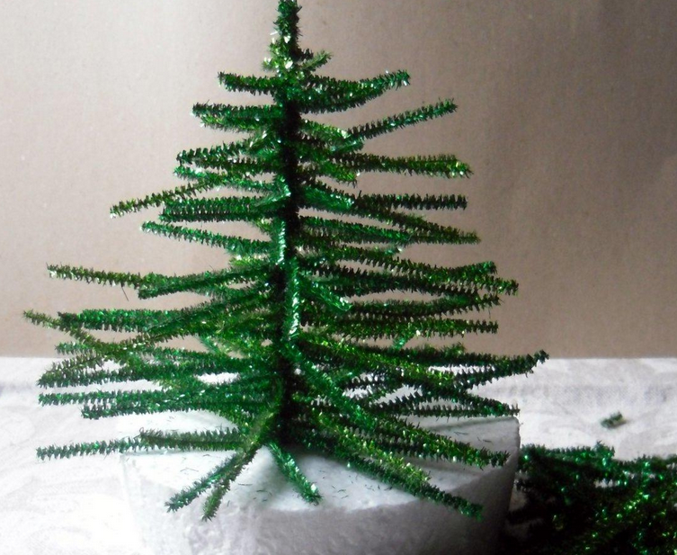 Pokračujte v koruně vánočního stromu z pozlátko