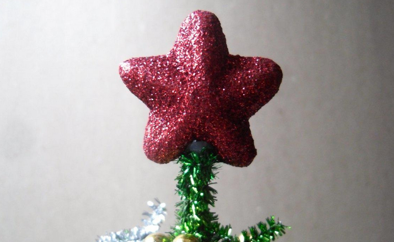 Připojte hvězdu k vánočnímu stromu