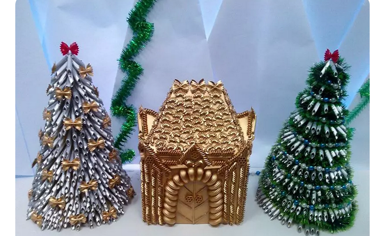 DIY vánoční stromeček do školy z improvizovaných materiálů