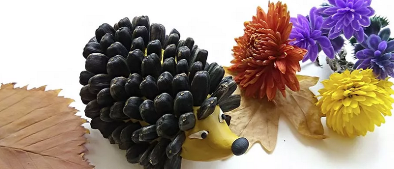 Hantverk Hedgehog från Plasticine and Seeds