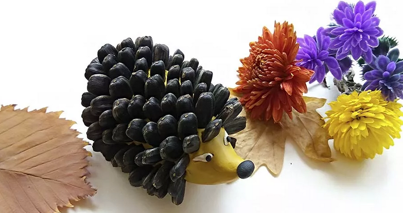 Řemesla ježek z plastového písmene a semen