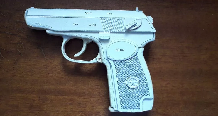 Verklig kraftfull Makarov -pistol av papper och kartong