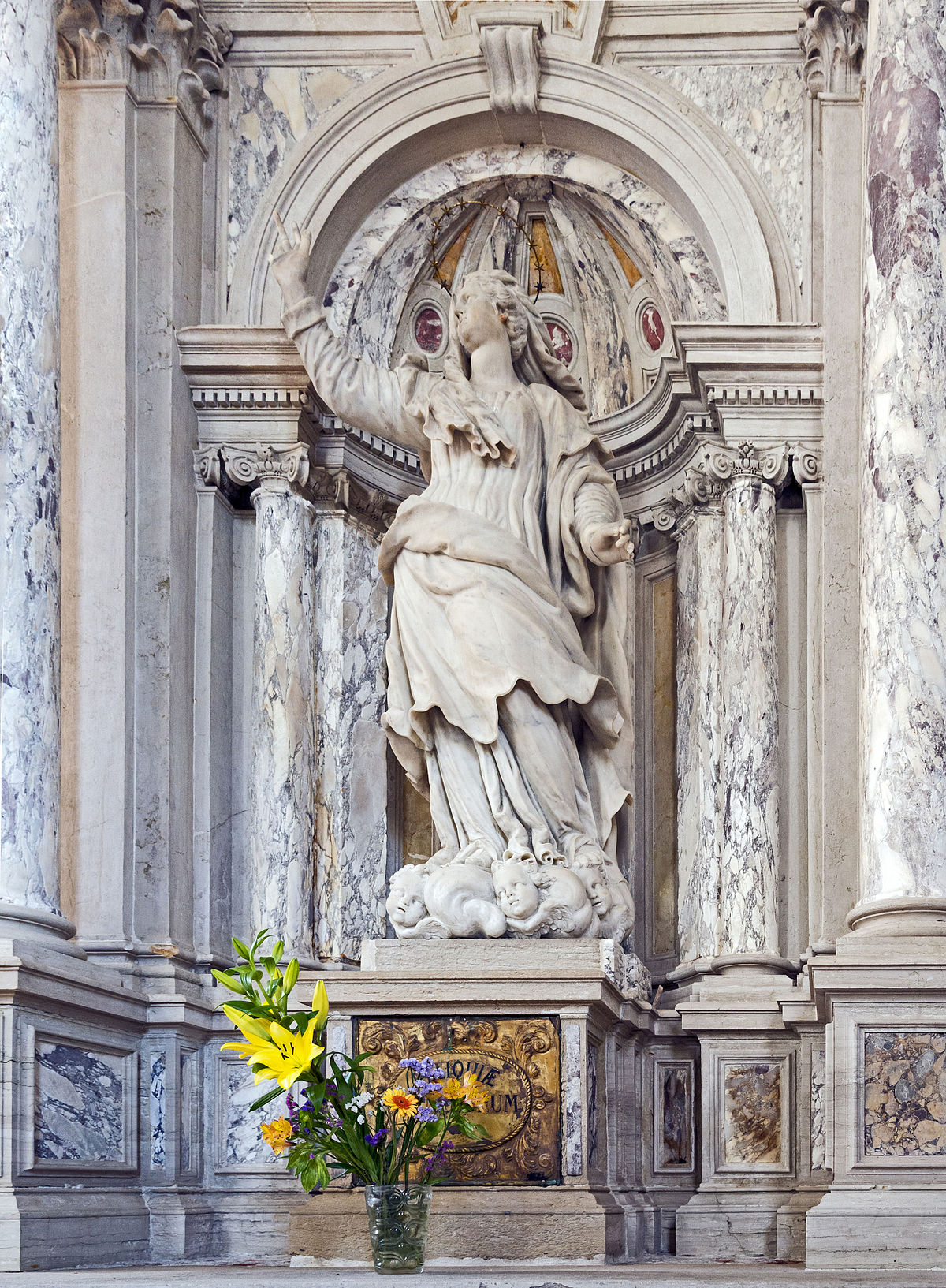 Statyn av Maria Kleopova i Venedig - detta Saint nedlåtande, enligt de heliga, flickor som heter Maria