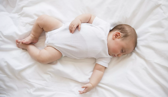 Pose untuk tidur bayi yang baru lahir