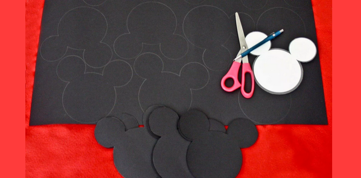 Klipp ut blankerna med Mickey Mouse från kartong