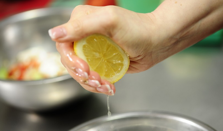 Blanda citronsaft med vatten