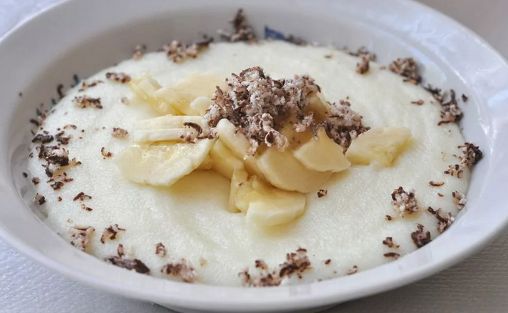 Enkel och välsmakande maned gröt på mjölk med bananer till frukost för ett barn 2 år gammalt