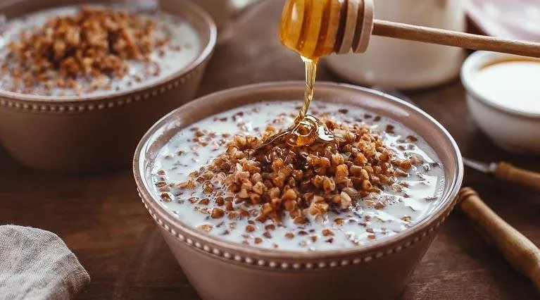 Bovete gröt med mjölk och honung till frukost till ett barn 2 år gammal