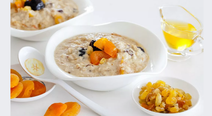 Oatmeal dengan buah kering untuk sarapan untuk anak berusia 2 tahun