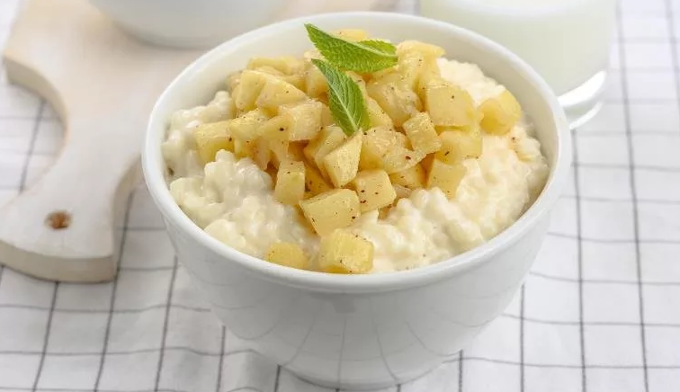 Bubur beras dengan apel untuk sarapan untuk anak berusia 2 tahun