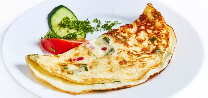 Omlet med kycklingfilé för en barns läckra frukost till ett barn 2 år gammal