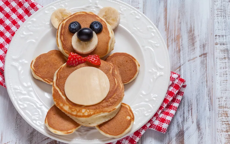 Pannkakor för barnfrukost för ett barn 2-3 år gammalt