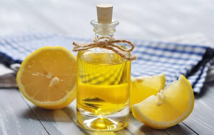 Čištění střeva doma s ricinovým olejem a citronem