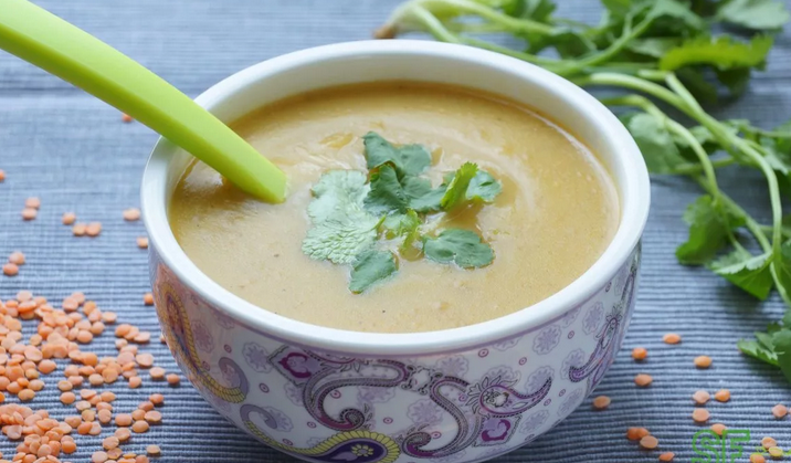 Den första sopppenna med potatis och semolina för barn