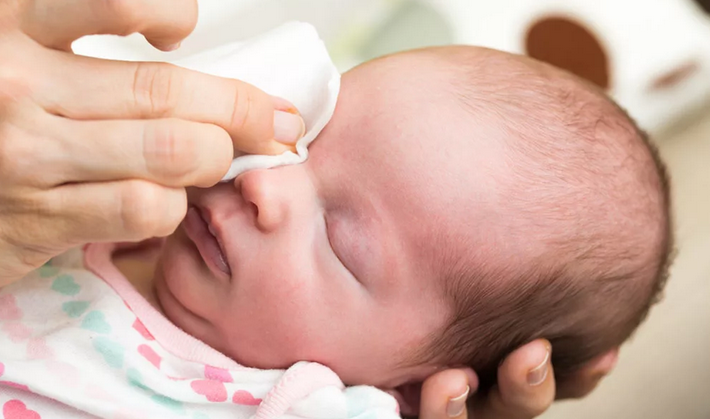 Roztok furatsilinu se používá k omytí očí novorozencem