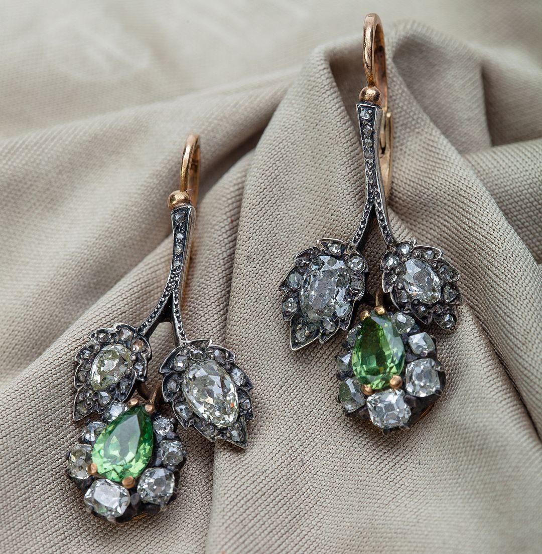 Anting -anting awal abad ke -20 dari Kekaisaran Rusia, di mana batu demantoid dianggap sebagai salah satu yang paling mahal