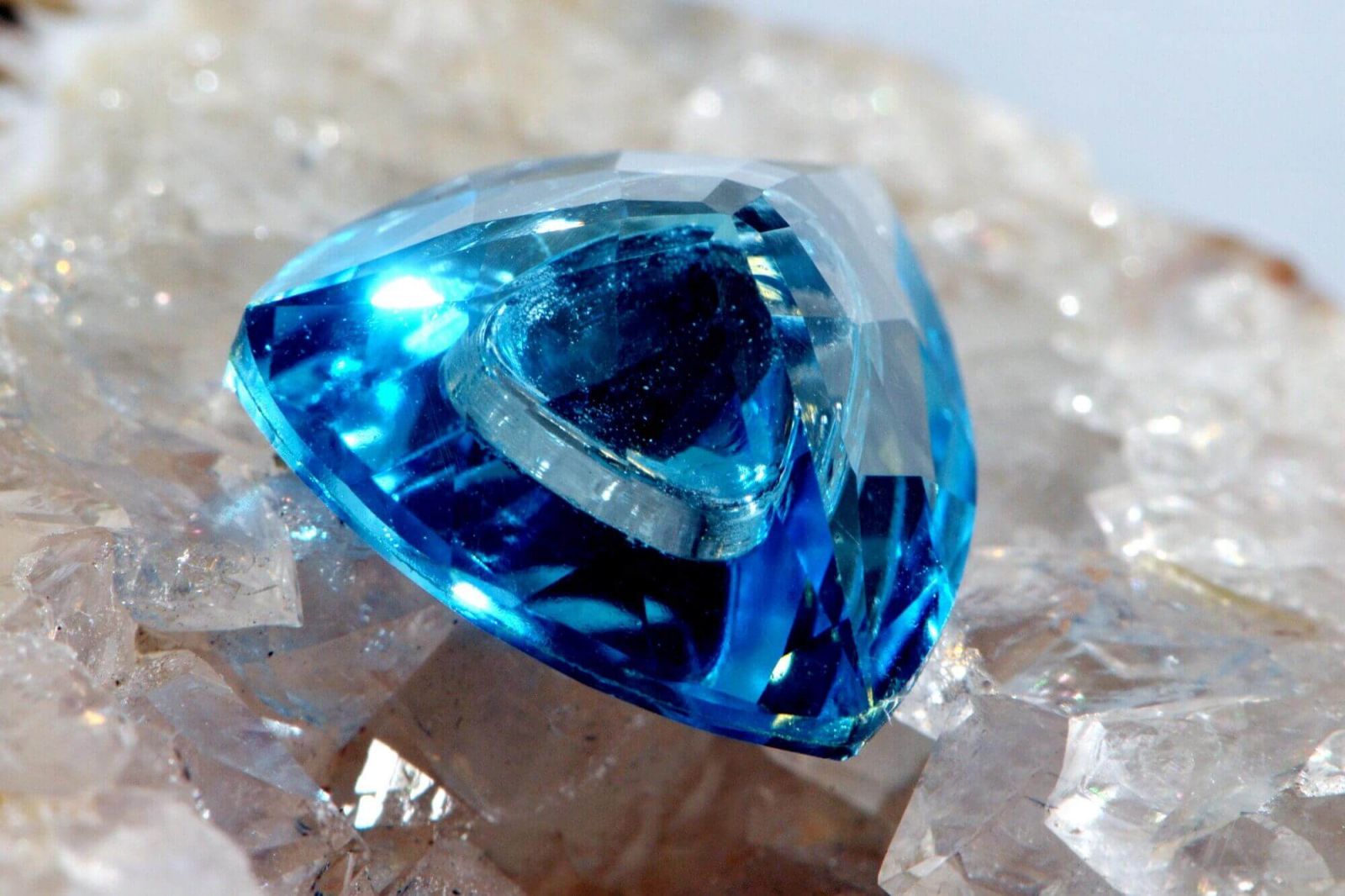 Sapphire Stone kallas en symbol för själen som strävar i evigheten