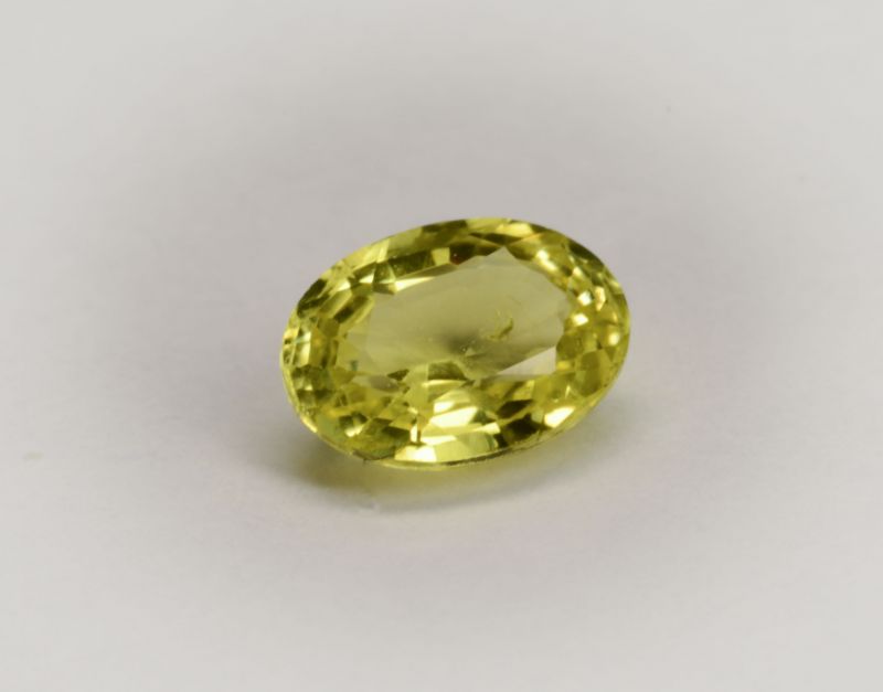 Batu Chrysoberill terlihat seperti ini