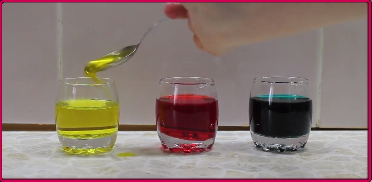 Pro experiment smíchejte vodu s barvivem