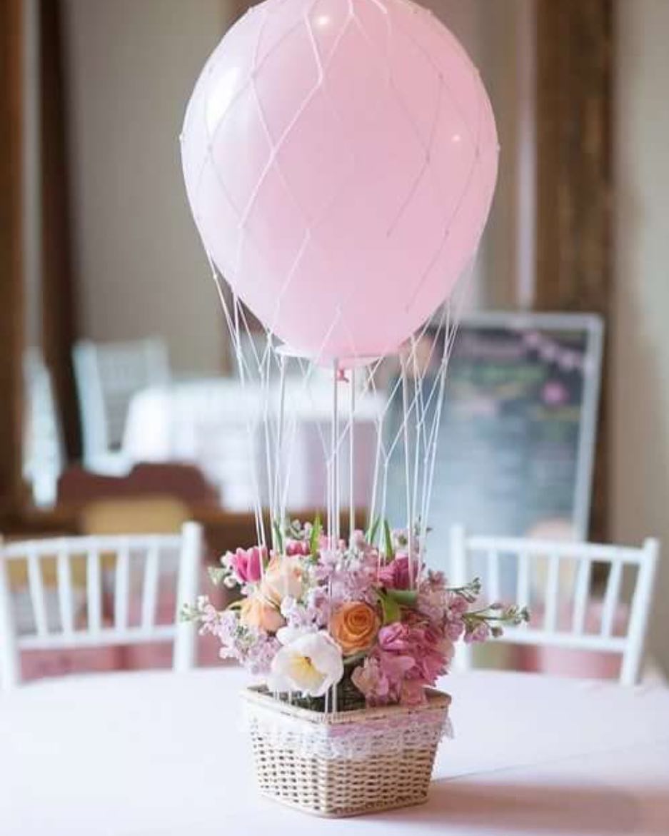 Du kan också ordna ett festligt bord med en sådan kombination av ballonger med korgar där blommor placeras