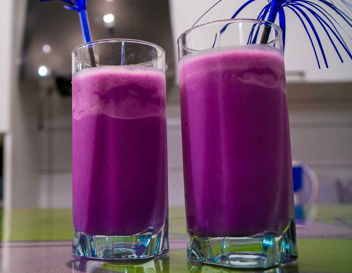 Koktail blueberry cerah dari sirup berry