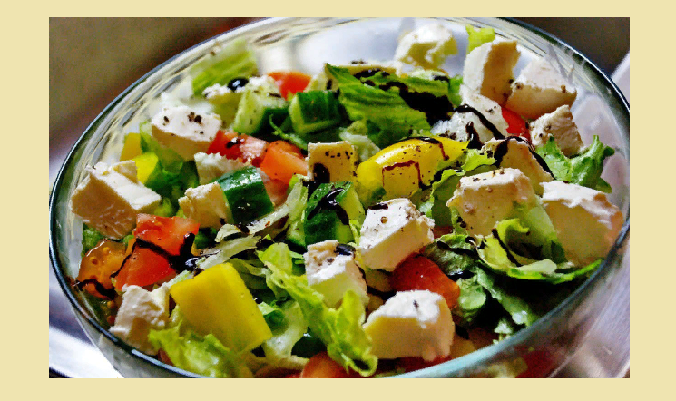 Lahodný letní a lehký salát, občerstvení na řeckém slavnostním stole