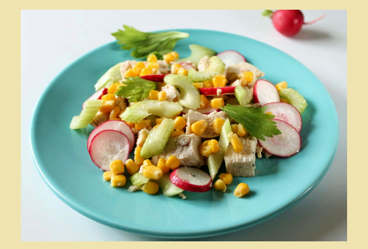 Vitamin a lehký salát a občerstvení na slavnostním stole „Funny Chicken“