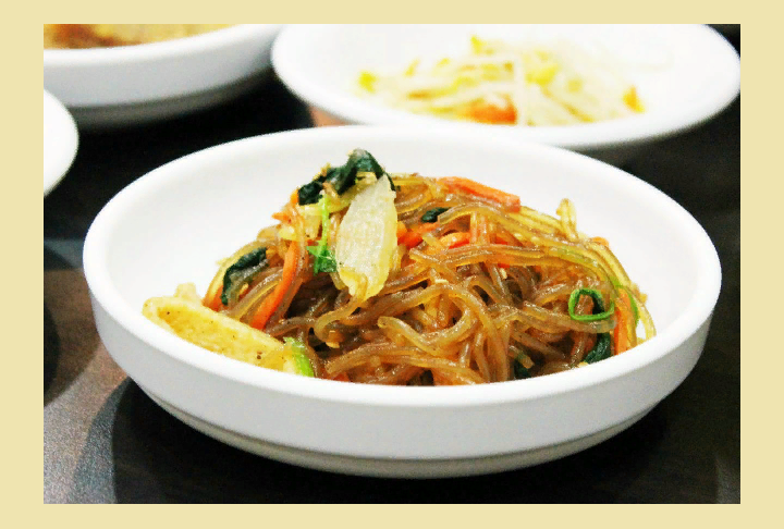 Akutní občerstvení a lahodný letní salát „spokojený čínština“