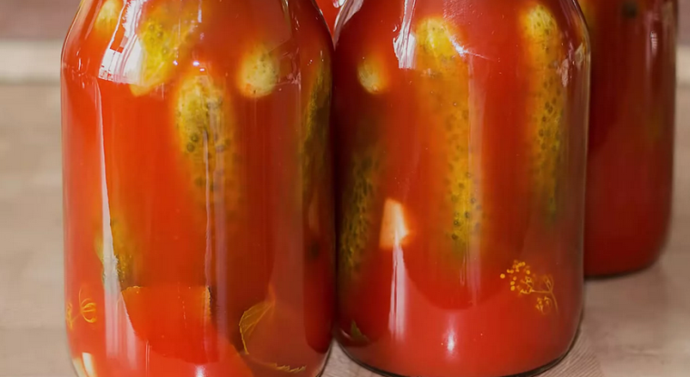 Nalijte okurky s rajčatovou šťávou