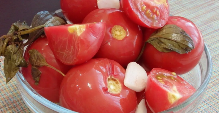 Sylda tomater med basilika för vintern