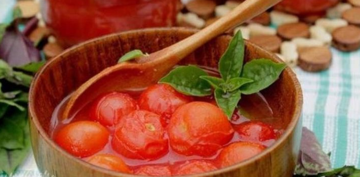 Rajčata ve své vlastní rajčatové šťávě na zimu