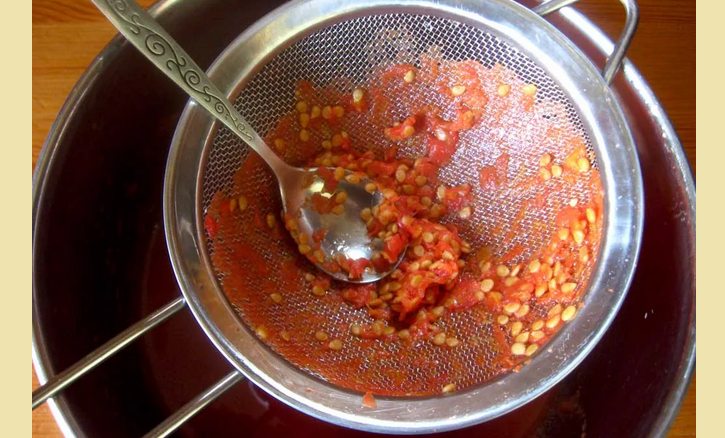 Slipa massa av tomater genom en sikt