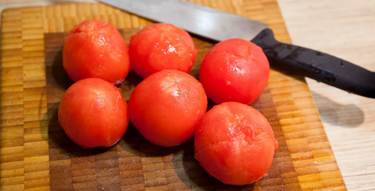 Vyčistěte rajčata z slupky