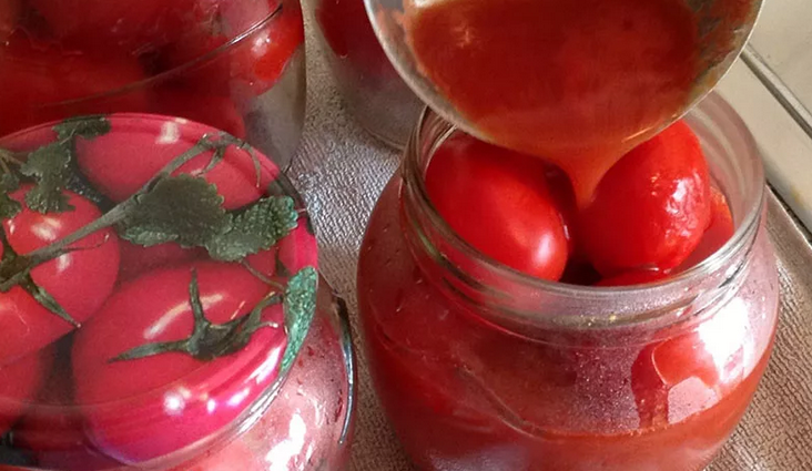 Häll tomater med tomatsaft