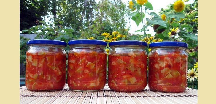 Zucchini i tomatsaft för vintern