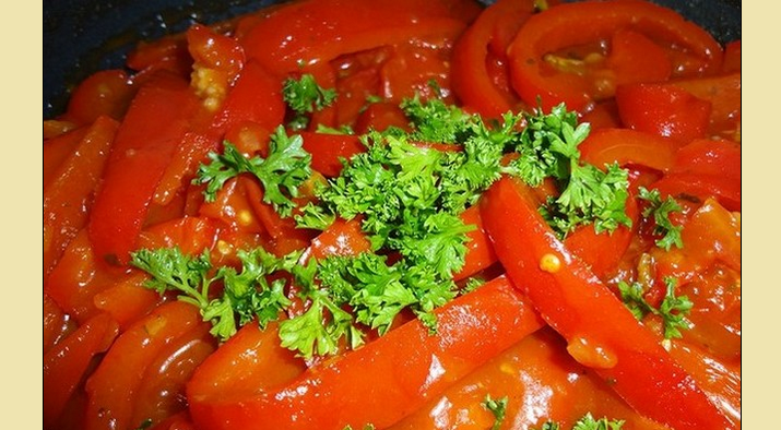 Salát na zimu pro rajčatovou šťávu