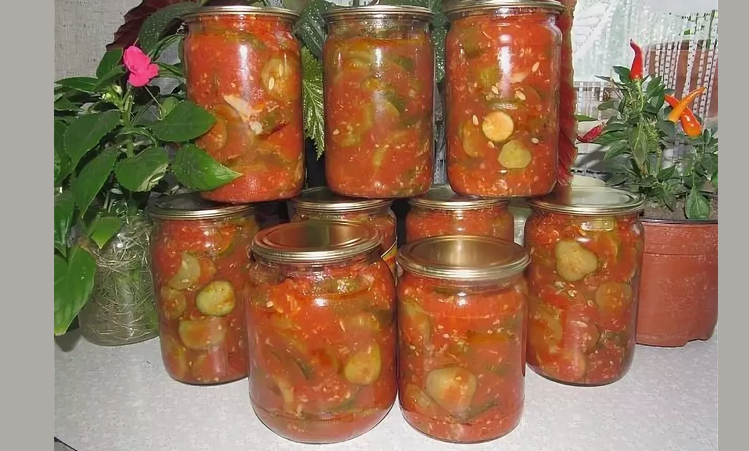 Okurky řezané rajčatovou pastou