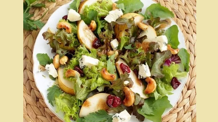 Letní salát s hruškami a ořechy kešu k vytvoření lahodného stolu