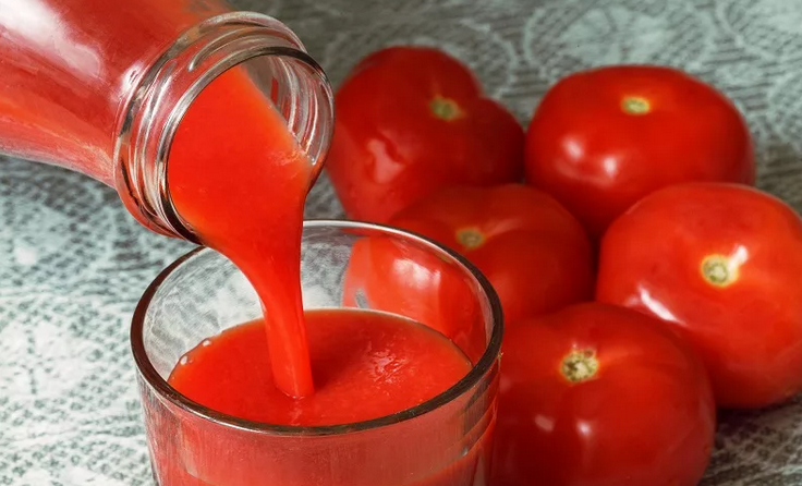 Tomatsaft utan sterilisering i burkar för vintern genom en köttkvarn