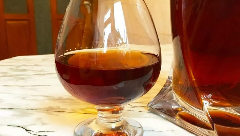 Välsmakande ek cognac hemma från vodka