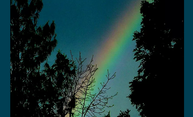 Lihat pelangi besar di malam hari