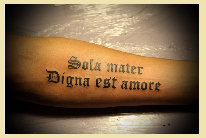 Tatuering om en familj på latin: 