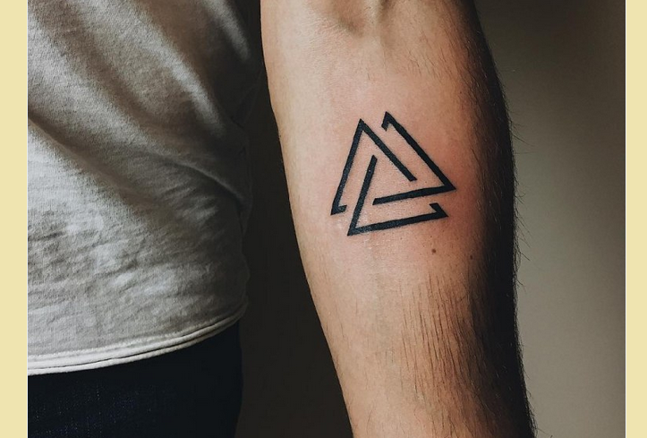 Tatuering - trianglar på armen